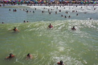 Pessoas vão à praia em Mar del Plata, na costa da Argentina, no dia 11 de janeiro.Foto: Mara Sosti / AFP
