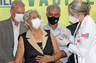 Vacinação contra a covid em MS completa 1 ano