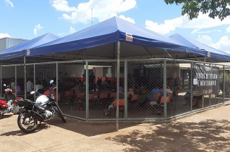 Dourados coloca tendas para atendimento da população no PAM e na UPA