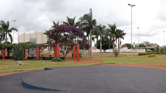 Prefeitura realiza limpeza e revitalização de praça do Parque Alvorada