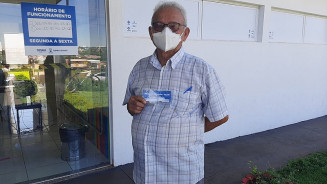 Idoso se vacina com 4ª dose após perder parente negacionista