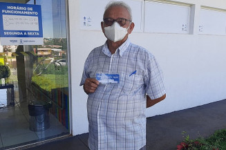 Idoso se vacina com 4ª dose após perder parente negacionista