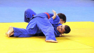 João Gabriel (faixa vermelha) ficou com a medalha de ouro no Sub-11 Pesado