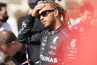 Lewis Hamilton no primeiro dia de pré-temporada da F1 2022, no Bahrein — Foto: Hasan Bratic/DeFodi Images via Getty Images