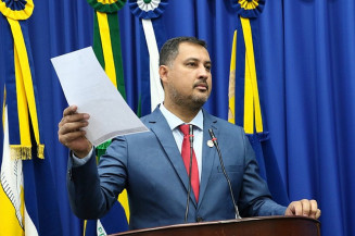 Márcio Pudim solicita instalação de postes de iluminação em frente à empresa JBS