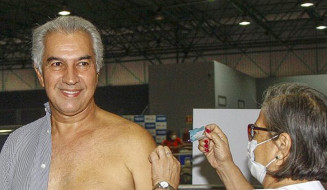Reinaldo Azambuja recebe a quarta dose da vacina contra a Covid-19