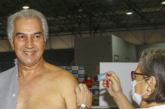 Reinaldo Azambuja recebe a quarta dose da vacina contra a Covid-19