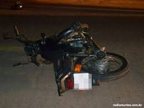 Homem morre em hospital após bater moto em poste em município de MS