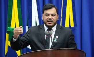 Marcelo Mourão atende moradores sobre alagamento no Jardim Pantanal