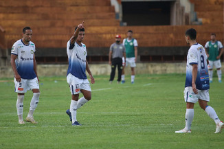 Crec reaparece na briga pelo título após goleada (Foto: Franz Mendes)