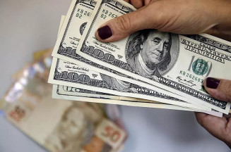 Dólar opera em queda, abaixo de R$ 4,90