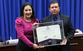 Olavo Sul homenageia assistente social com título de cidadania