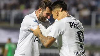 Léo Baptistão e Marcos Leonardo comemoram gol do Santos (Foto: Fernanda Luz/AGIF)