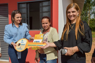 Adriane Lopes entrega casas para famílias carentes no José Teruel