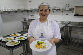 Karine Calheiros Lopes é a vencedora da etapa municipal do 1º Desafio Estadual das Merendeiras