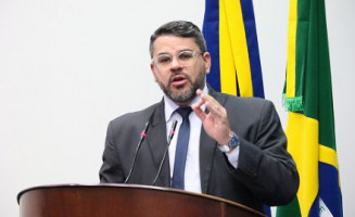 Mauricio Lemes pede faixa elevada em frente de escola