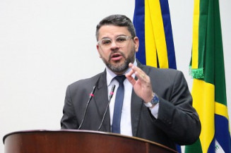 Mauricio Lemes pede faixa elevada em frente de escola