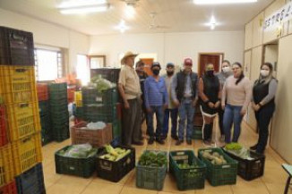 Produtos da agricultura familiar complementam cestas básicas entregues por Foroni