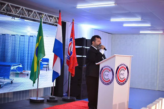 Karlos Bernardo, criador do curso de medicina em Pedro Juan Caballero fala aos calouros — Foto: Assessoria