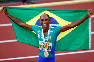 Alison dos Santos é campeão mundial dos 400m com barreiras — Foto: Steph Chambers/Getty Images