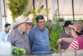 Eduardo Riedel ouve reivindicações dos trabalhadores do campo
