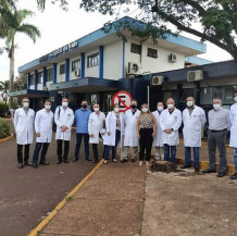 Vereadora Lia Nogueira com grupo de profissionais da saúde, no Hospital da Vida