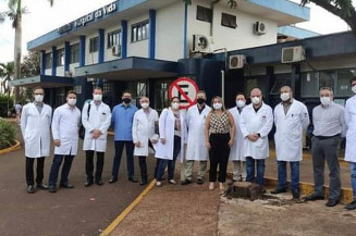 Vereadora Lia Nogueira com grupo de profissionais da saúde, no Hospital da Vida