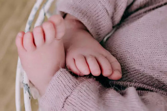 Mãe encontra bebê de 3 meses morta no berço na Capital