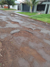 Moradores denunciam o caos vivido devido ruas esburacadas e inoperância do SEMSUR em Dourados