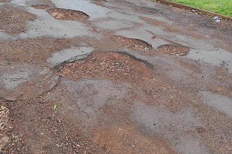 Moradores denunciam o caos vivido devido ruas esburacadas e inoperância do SEMSUR em Dourados