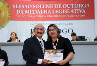 Vereador Dr. Loester homenageou duas psicólogas em sessão solene