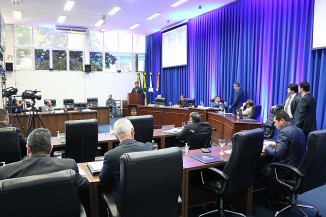 Câmara vota 27 projetos em sessão antecipada