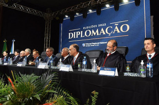 Deputados, senadora, vice-governador e governador são diplomados pelo TRE