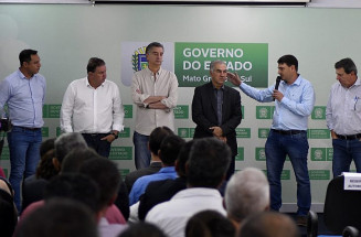 Azambuja recebe 10 títulos de cidadão por desenvolver municípios de MS