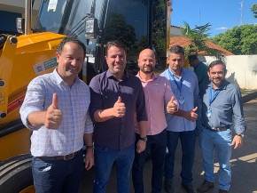 Sanesul entrega nova retroescavadeira para obras de saneamento em Caarapó