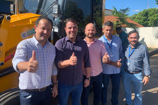 Sanesul entrega nova retroescavadeira para obras de saneamento em Caarapó