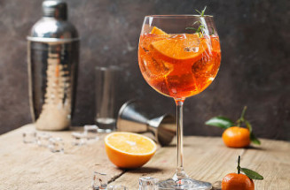 Veja como fazer Aperol Spritz, um dos drinques mais famosos do mundo