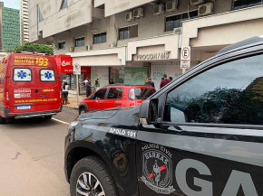 Equipes do Garras e do Corpo de Bombeiros em frente ao Procon. (Foto: Bruna Marques/Campo Grande News)