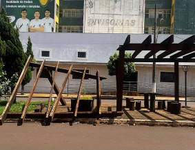 Pergolado que estava podre despenca em área de convivência em Dourados