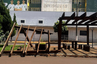 Pergolado que estava podre despenca em área de convivência em Dourados