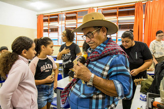 Alunos de escolas públicas aprendem arte da confecção da viola de cocho pantaneira
