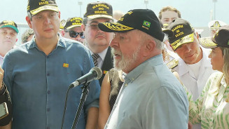 Lula durante visita a complexo naval da Marinha no Rio de Janeiro na quinta-feira (23) — Foto: JN