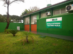 Adolescente causa pânico ao ameaçar diretor com arma falsa dentro de escola