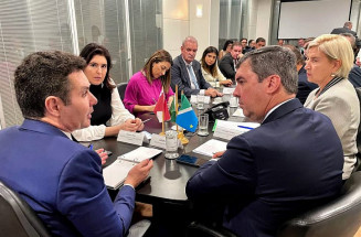 Governador se reúne com ministros e reforça pedidos por habitações