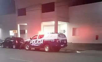 Viatura policial em frente ao local do crime. (Foto: Reprodução/Nota Diária)