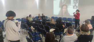 Deputada Professora Gleice Jane discute conjuntura nacional e internacional com educadores no SIMTED Dourados