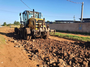 Prefeitura de Ponta Porã realiza manutenção de ruas no Distrito de Sanga Puitã