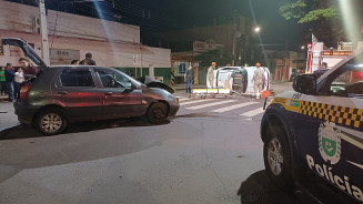 Acidente com capotamento deixa três pessoas feridas no centro de Campo Grande