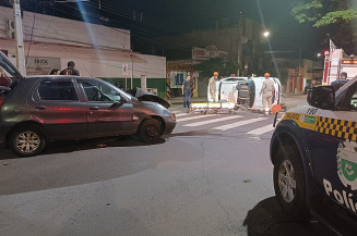 Acidente com capotamento deixa três pessoas feridas no centro de Campo Grande