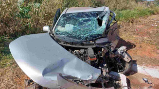 Motorista fica gravemente ferido em colisão entre carro e carreta na BR-262
